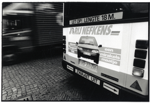 404247 Afbeelding van reclame voor autobedrijf Nefkens op de achterzijde van een stadsbus van het GVU te Utrecht.